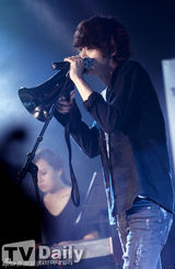 组图：郑俊英新专辑首秀 圆框眼镜卖萌搞笑