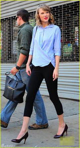 组图：斯威夫特蓝衬衫清新现身 微笑打招呼