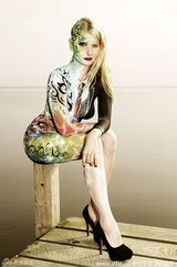 组图：彩绘模特全裸出镜 水中摆poss性感妖媚