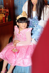 组图：王诗龄玩转迪士尼 变身睡美人获赞小公主