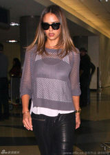 组图：阿尔芭与女友人吻别 上演黏腻“蕾丝情”