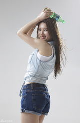 组图：MissA秀智热舞拍广告 湿身诱惑秀舞姿