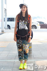 组图：韩团BEAST李起光亮相机场 呆萌搞怪