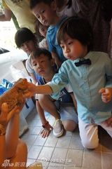 组图：Kimi五岁生日派对变昆虫课 勇敢手拿大蛇