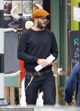 组图：小贝夫妇出街养眼 贝嫂罕见休闲装显飒爽