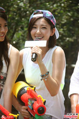 组图：郭雪芙刘以豪庆新剧收视大玩水枪