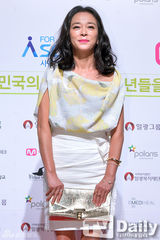 组图：SISTAR热裤劲舞 助阵慈善音乐会