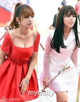 组图：胡歌亮相韩国颁奖礼 大胡子梳背头难认出