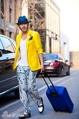 组图：吴秀波帅气秀潮搭 长袖穿出炎夏清凉