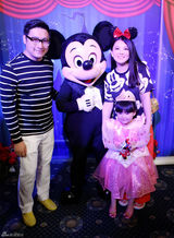 组图：王诗龄玩转迪士尼 变身睡美人获赞小公主