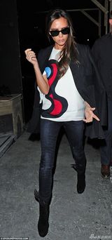 组图：贝嫂黑超遮面耍帅 着炫酷潮装扑克脸依旧