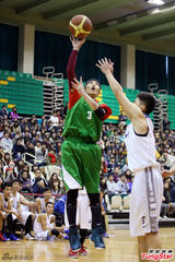 组图：萧敬腾一扫泼粪阴霾 展笑颜和学生打球