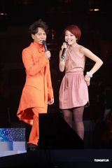 组图：李克勤音乐会秀家庭照 容祖儿惊喜现身