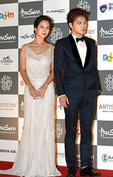 组图：在中和宋智孝亮相红毯酷劲十足