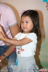 组图：林文龙郭可盈携女义卖 暂无意再生宝宝