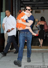 组图：汤姆-克鲁斯离婚后首探爱女 遭狗仔围堵