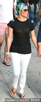 组图：洛佩兹透视装与男友十指紧扣压马路