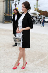 组图：林志玲助阵巴黎时装周 荷叶边礼服宛若天仙