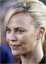 高清组图：查理兹-塞隆球场献唱 黑衫高贵