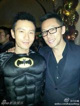 组图：黄晓明开生日派对 变身蝙蝠侠