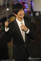 高清组图：金曲奖红毯星光熠熠 那英躲雨不顾形象