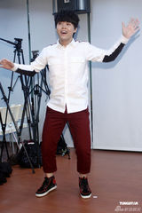 组图：曾昱嘉将开唱压力大 郭书瑶亲自下厨煮补品