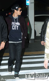 组图：JYJ飞赴越南 朴有天不惧绯闻现身机场