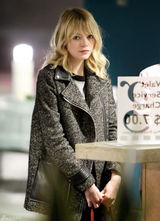 组图：艾玛-斯通穿呢大衣娇俏玩转纽约