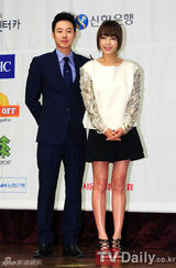 组图：金东旭姜艺媛出席堤川国际音乐电影节记者会