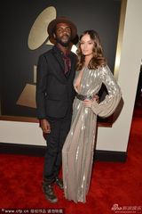 超模特伦菲奥亮相格莱美 银色长裙胸门大开(图)