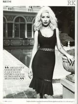 组图：克里斯汀娜美艳登封面 慵懒横卧蕾丝美乳