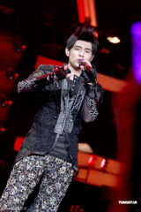 周杰伦演唱会与脱衣舞娘热舞 气氛异常火爆(图)