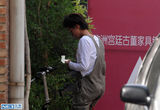 组图：张歆艺798独自骑车游玩 摘花折枝心情好