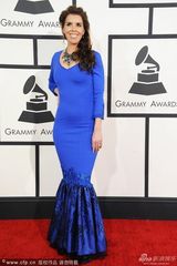 组图：歌手劳拉蓝色鱼尾裙装美艳动人