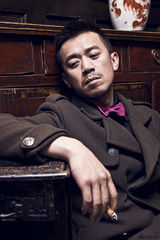 组图：王学兵张雯浪漫写真时尚复古风