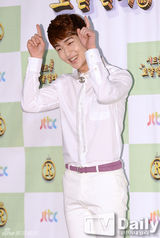 组图：SHINee温流王子装扮宣传新剧 对演技自信