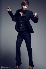 组图：刘晓虎魅力型男气质写真 眼神清澈率性十足