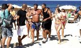 组图：威尔史密斯海滩遭围堵 女粉丝裸上身狂追