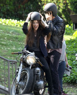 组图：德普未婚妻骑机车俏丽狂野 与弗兰科亲热