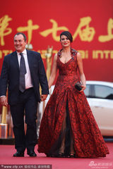 组图：古欣娜塔现身红毯 艳红开叉裙献飞吻