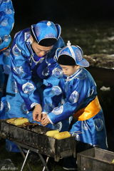 组图：《爸爸2》草原篝火晚会 萌娃成可爱吃货