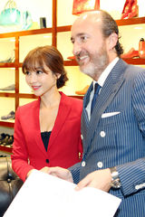 组图：柳岩低胸装扮御姐 与假想男友认真恋爱