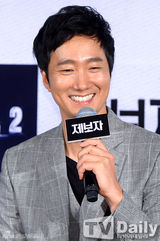 组图：刘延锡朴海日牵手亮相发布基情四射