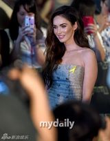 组图：梅根-福克斯韩国宣传 紧捂腿间防走光