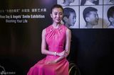 组图：刘岩现身孤残儿童摄影展 钻研指尖上舞蹈