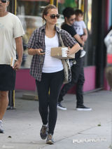 组图：娜塔莉-波特曼女神变快递员 臭脸竖中指