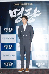 组图：崔岷植李贞贤亮相《鸣梁》试映会