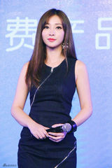 组图：柳岩OL短裙显凹凸身材 小腿纹身性感