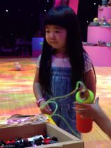 组图：曹格女儿与韩国小正太同场现身 撞脸喜感