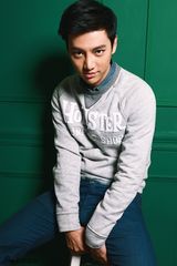 组图：徐可写真帅气来袭 彰显大男孩青春个性